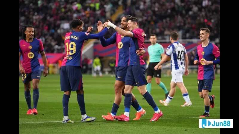 Cầu thủ Barca vượt qua cầu thủ của Real Sociedad để tạo ra cơ hội ghi bàn Cầu thủ Barca vượt qua cầu thủ của Real Sociedad để tạo ra cơ hội ghi bàn