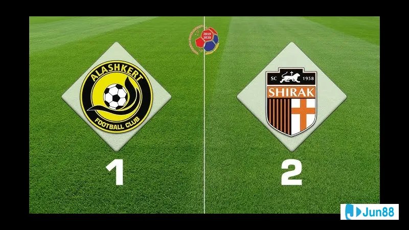 Cầu thủ của Alashkert và Shirak Gyumri tranh chấp quả bóng trên sân cỏ Cầu thủ của Alashkert và Shirak Gyumri tranh chấp quả bóng trên sân cỏ