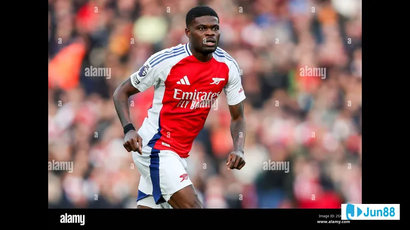 Cầu thủ Arsenal với trang phục đỏ đang nỗ lực vượt qua cầu thủ West Ham trong trận đấu Cầu thủ Arsenal với trang phục đỏ đang nỗ lực vượt qua cầu thủ West Ham trong trận đấu