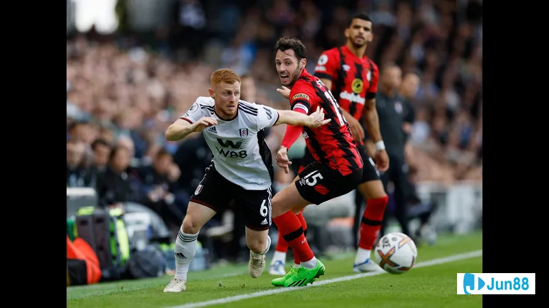 Cầu thủ Bournemouth dứt điểm mạnh từ ngoài vòng cấm, bóng đi chệch cột dọc khung thành Fulham Cầu thủ Bournemouth dứt điểm mạnh từ ngoài vòng cấm, bóng đi chệch cột dọc khung thành…