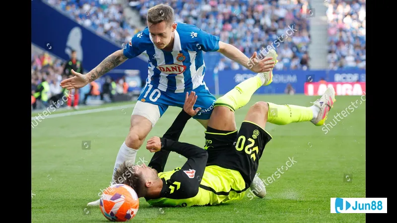 Cầu thủ Espanyol với bóng trước áp sát từ cầu thủ Real Betis Cầu thủ Espanyol với bóng trước áp sát từ cầu thủ Real Betis