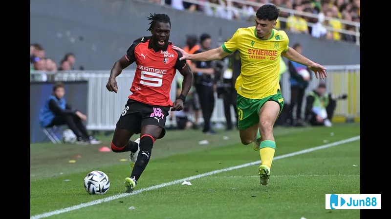 Cầu thủ của Le Havre hướng bóng vào vòng cấm Rennes trong trận đấu sôi động Cầu thủ của Le Havre hướng bóng vào vòng cấm Rennes trong trận đấu sôi động
