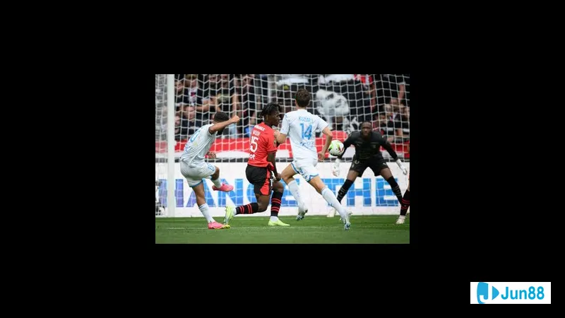Cầu thủ Le Havre với bóng trước sự áp đảo của hậu vệ Rennes Cầu thủ Le Havre với bóng trước sự áp đảo của hậu vệ Rennes