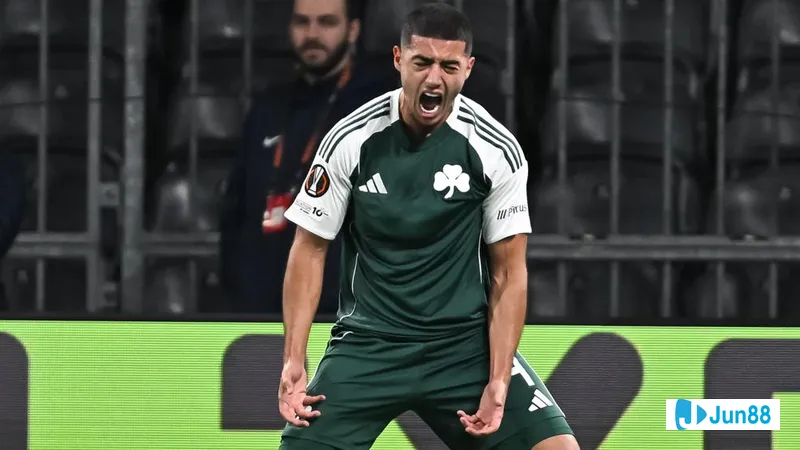 Cầu thủ Panathinaikos vượt qua hậu vệ của G.A. Eagles với kỹ thuật đi bóng tinh tế Cầu thủ Panathinaikos vượt qua hậu vệ của G.A. Eagles với kỹ thuật đi bóng tinh tế