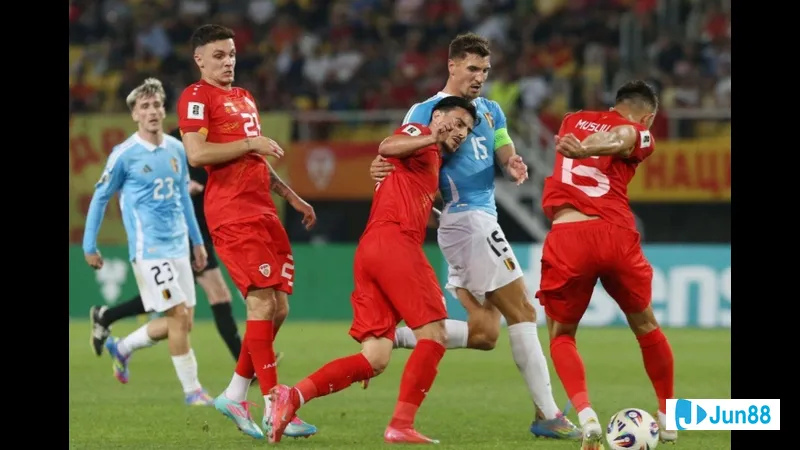 Cầu thủ Montenegro ghi bàn từ quả penalty trước Quần đảo Faroe trong trận đấu quyết định Cầu thủ Montenegro ghi bàn từ quả penalty trước Quần đảo Faroe trong trận đấu quyết định
