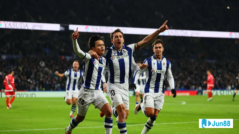 Cầu thủ của Real Sociedad vượt qua hậu vệ Rayo Vallecano trong trận đấu bóng đá Cầu thủ của Real Sociedad vượt qua hậu vệ Rayo Vallecano trong trận đấu bóng đá